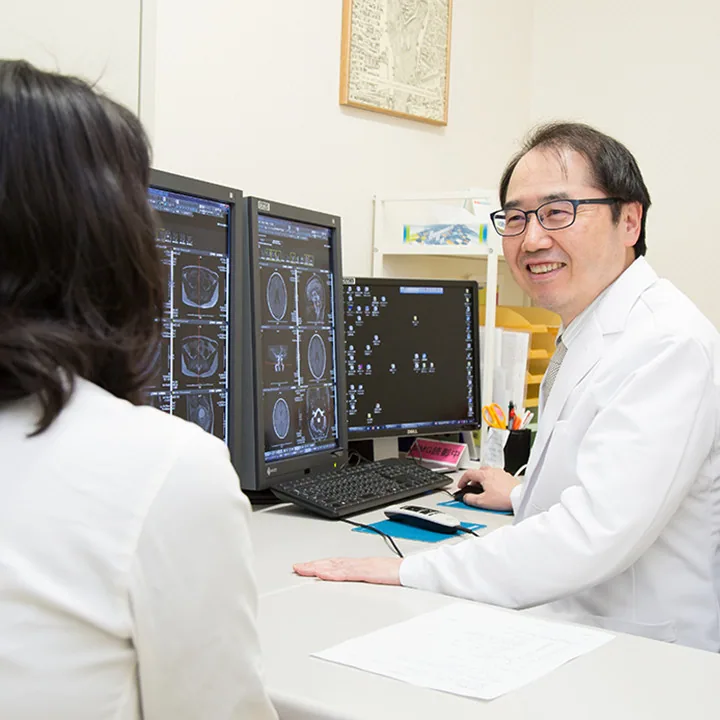 画像が並んだモニターの前で、医師が相手と話している様子