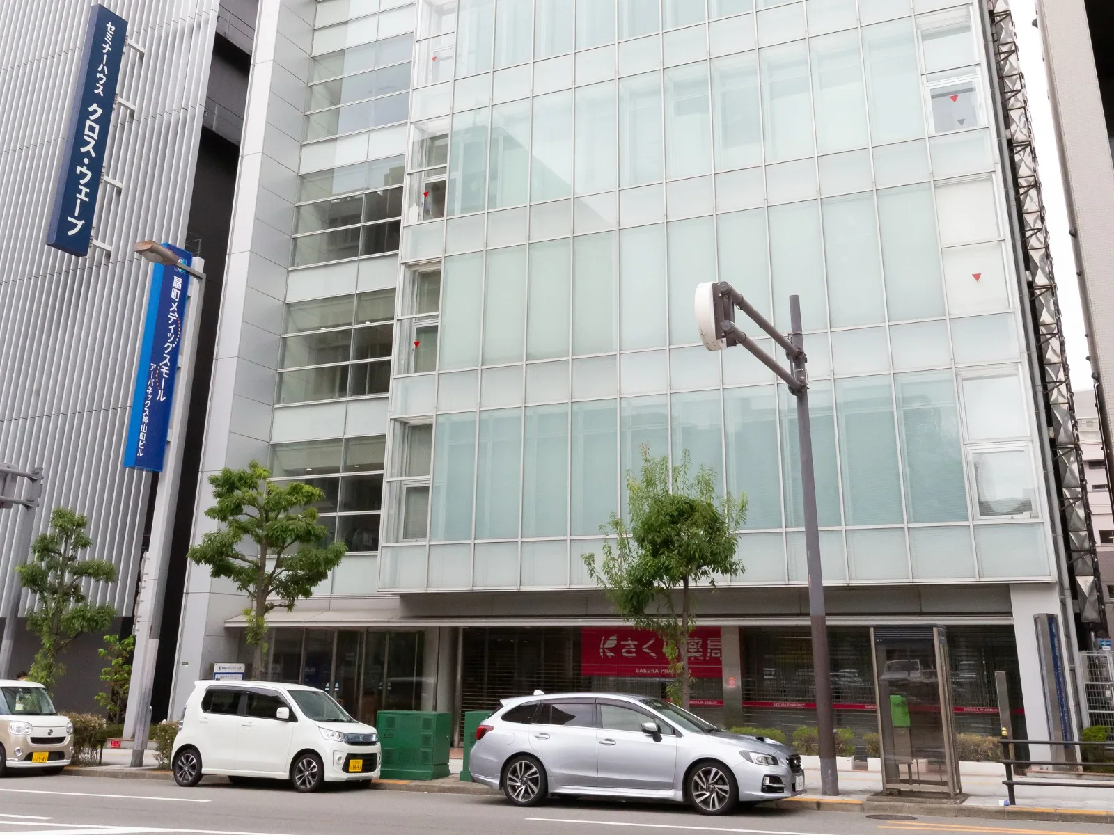 ラジオロジークリニック扇町が入るアーバネックス神山町ビル(扇町メディックスモール)の外観