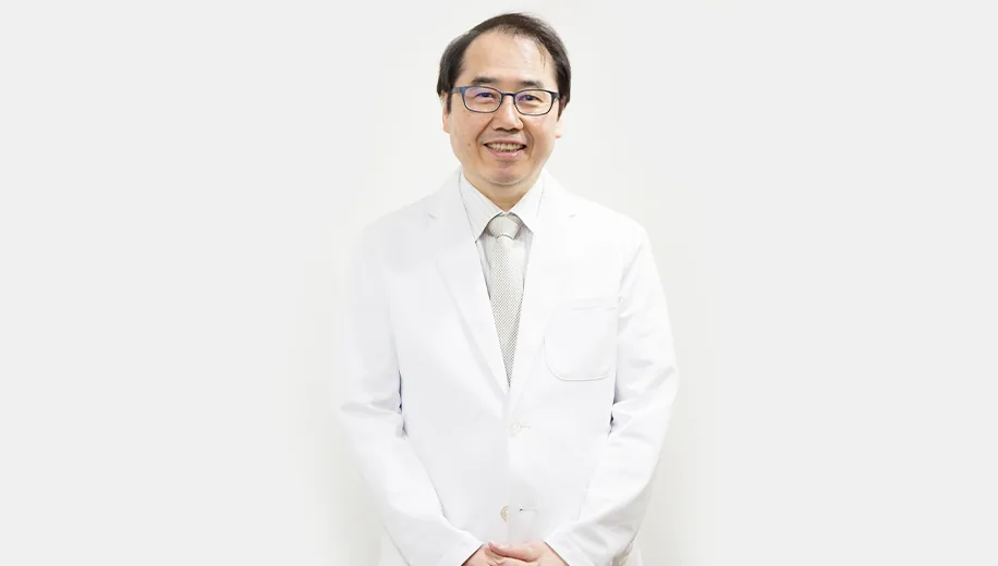 白衣を着た院長 宮本 信一